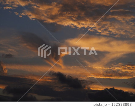 オレンジ色に染まる夕焼け雲 132558898