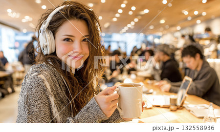 デスクワークをしている女性 132558936