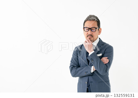 男性　ビジネス　悩む 132559131