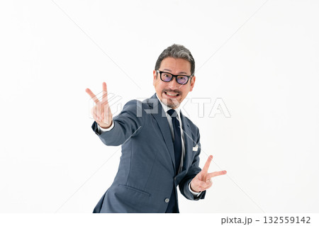 男性　ビジネス　ピース 132559142