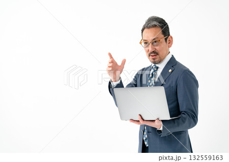 男性　ビジネス　弁護士　パソコン 132559163