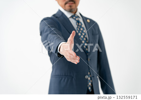 弁護士 握手 手元 弁護士 握手 手元 132559171