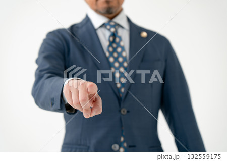 男性　ビジネス　弁護士　指差し 132559175