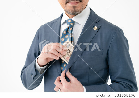 男性　ビジネス　弁護士　報酬 132559176