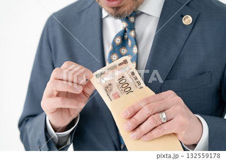男性 ビジネス 弁護士 札束 男性 ビジネス 弁護士 札束 132559178
