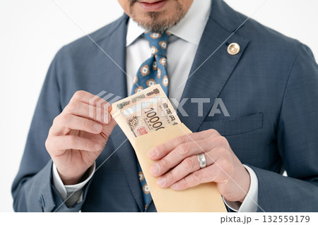男性　ビジネス　弁護士　札束 132559179