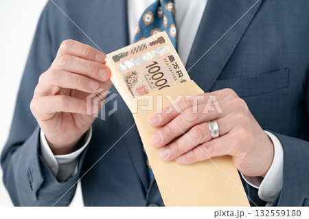 男性　ビジネス　弁護士　札束 132559180
