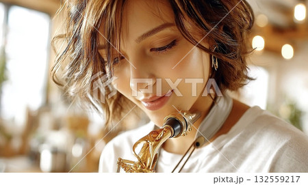 女性サックス奏者 132559217