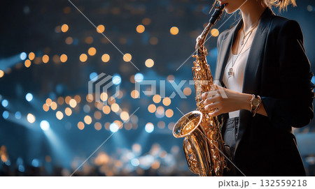 女性サックス奏者 132559218