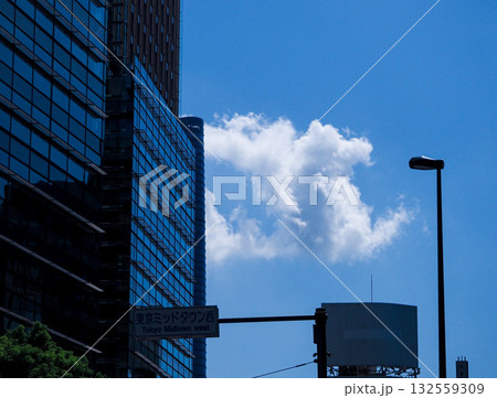 ビルの谷間を走る白い雲 132559309