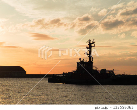 直江津港の日本海に沈む夕日 直江津港の日本海に沈む夕日 132559363