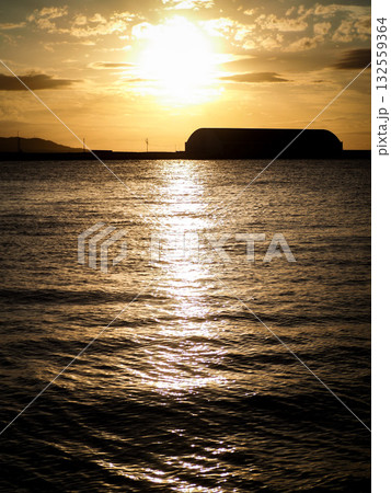 直江津港の日本海に沈む夕日 直江津港の日本海に沈む夕日 132559364