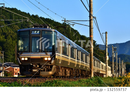 鉄道　列車　山陰本線　JR　京都口　特急　223系　朝　 132559737