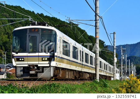 鉄道　列車　山陰本線　JR　京都口　特急　221系　朝　 132559741