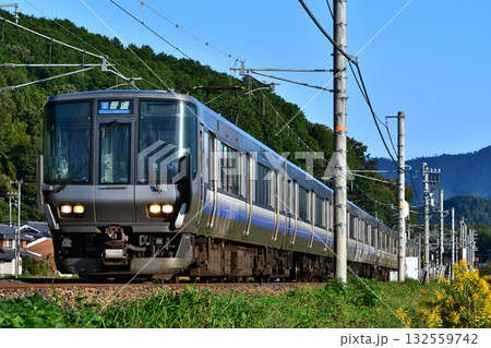 鉄道　列車　山陰本線　JR　京都口　特急　225系　朝　 132559742