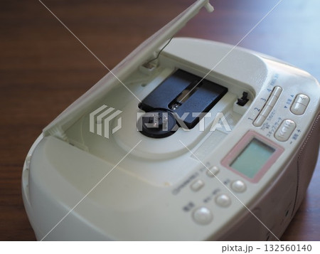 CDラジカセ（蓋を開けた状態） 132560140