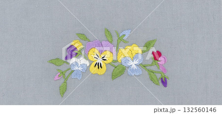 カラフルなビオラの刺繍 132560146