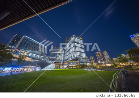 うめきたの高層ビル群　夜景 132560368