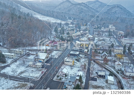 10月末に初雪を迎えた糠平温泉郷の上空写真 – 北海道上士幌町 132560386