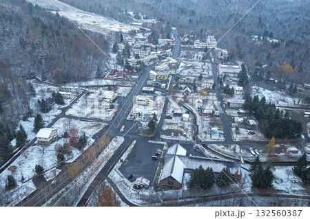 10月末に初雪を迎えた糠平温泉郷の上空写真 – 北海道上士幌町 132560387