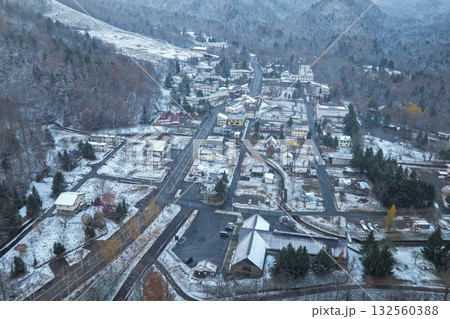 10月末に初雪を迎えた糠平温泉郷の上空写真 – 北海道上士幌町 10月末に初雪を迎えた糠平温泉郷の上空写真 – 北海道上士幌町 132560388