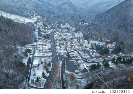 10月末に初雪を迎えた糠平温泉郷の上空写真 – 北海道上士幌町 10月末に初雪を迎えた糠平温泉郷の上空写真 – 北海道上士幌町 132560390
