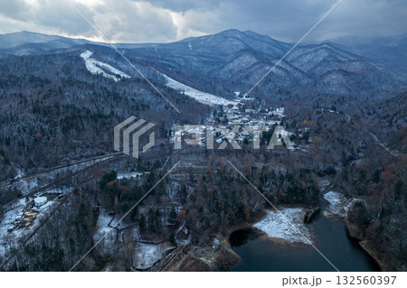 10月末に初雪を迎えた糠平温泉郷の上空写真 – 北海道上士幌町 132560397