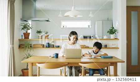在宅勤務している母親と勉強をする子供 132560411
