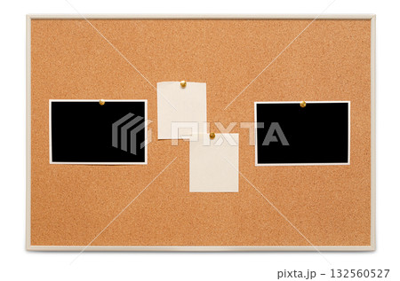 Blank paper notes and an empty photo are pinned to a cork board. The concept of detective investigation or a webinar. 132560527