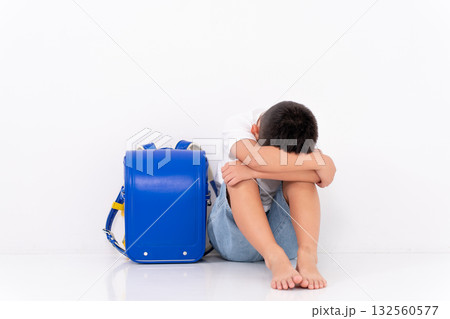 落ち込む男の子　 132560577