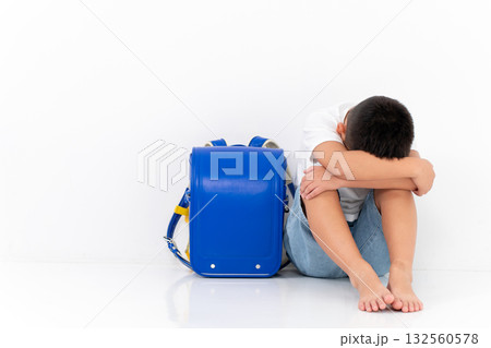落ち込む男の子　 132560578