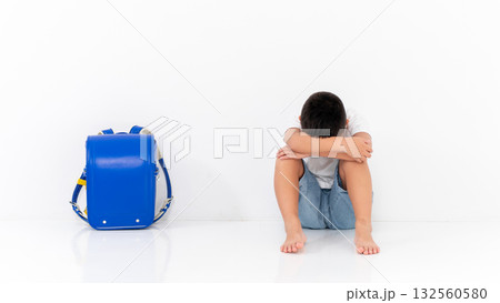 落ち込む男の子 落ち込む男の子 132560580