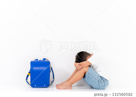 落ち込む男の子　 132560582
