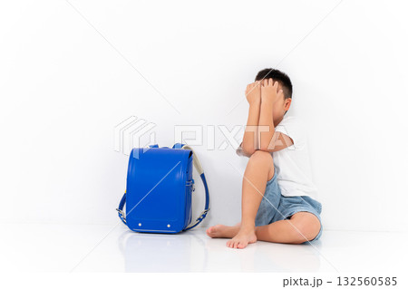 落ち込む男の子　 132560585