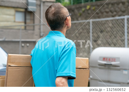 管理人 掃除 ゴミ捨て 管理人 掃除 ゴミ捨て 132560652