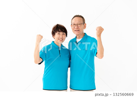 シニア　男女　管理人　家事代行　ガッツポーズ 132560669