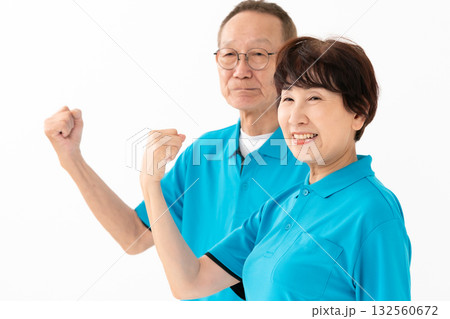 シニア 男女 管理人 家事代行 ガッツポーズ シニア 男女 管理人 家事代行 ガッツポーズ 132560672