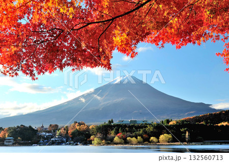 晩秋の河口湖北岸より紅葉と富士山 晩秋の河口湖北岸より紅葉と富士山 132560713