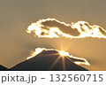 富士山の頂上付近に落ちる太陽と浮かぶ輝く雲 132560715