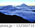 夜明けで日が昇る前に雲海の中に浮かぶ富士山 132560718