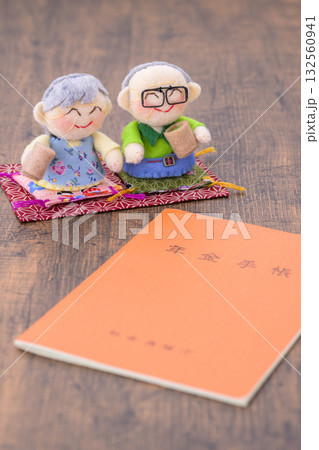 ご年配の夫婦と年金手帳 132560941