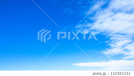 青空と白い雲のシンプルな風景 青空と白い雲のシンプルな風景 132561231