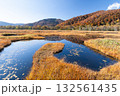 群馬県片品村尾瀬ヶ原から望む紅葉と池塘 132561435
