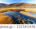 群馬県片品村尾瀬ヶ原から望む紅葉と池塘 132561436