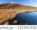 群馬県片品村尾瀬ヶ原から望む紅葉と池塘 132561438