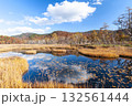 群馬県片品村尾瀬ヶ原から望む紅葉と池塘 132561444