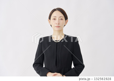 喪服を着た女性　白背景　ポートレート　カメラ目線 132561928