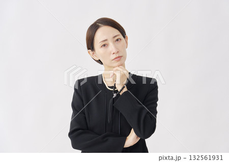 考える喪服を着た女性 カメラ目線 白背景 考える喪服を着た女性 カメラ目線 白背景 132561931