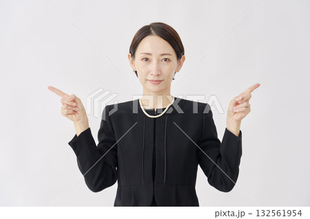 左右を指差す喪服を着た女性　白背景 132561954