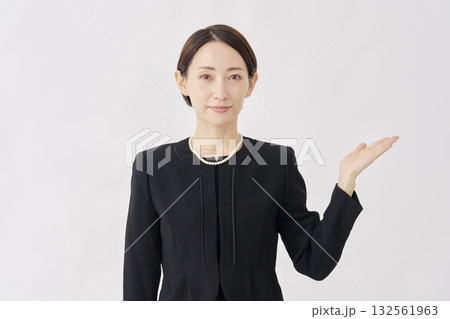 右を手で指す喪服を着た女性　白背景 132561963